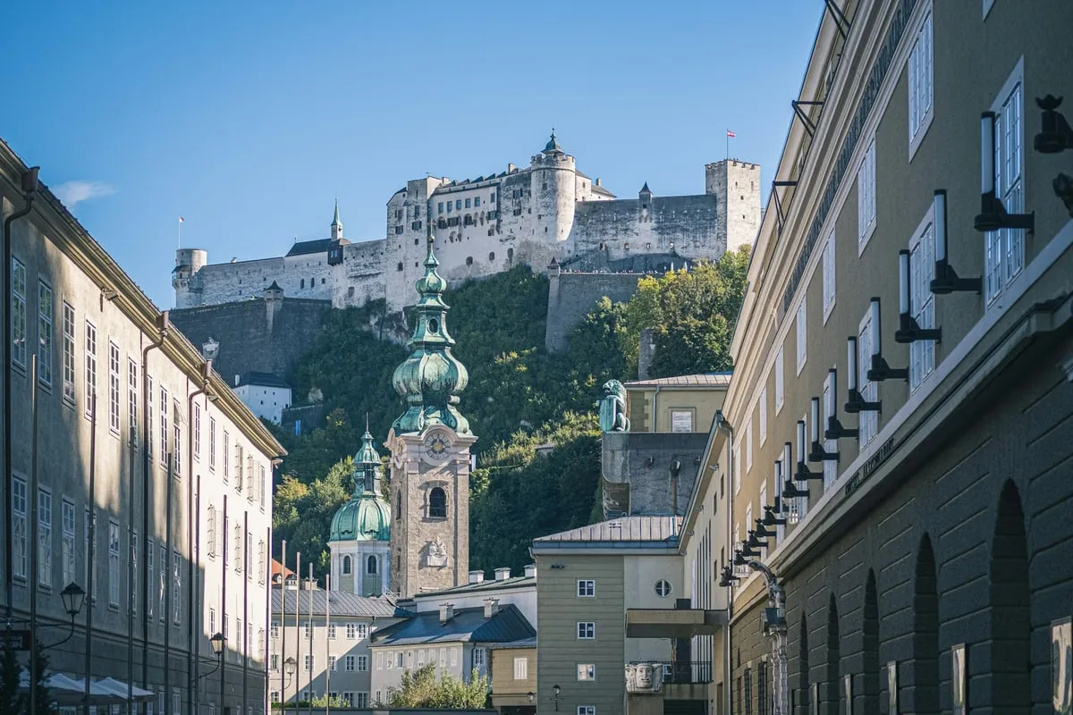 Festung Hohensalzburg über den Dächern der Altstadt, davor der grüne Turm von St. Peter